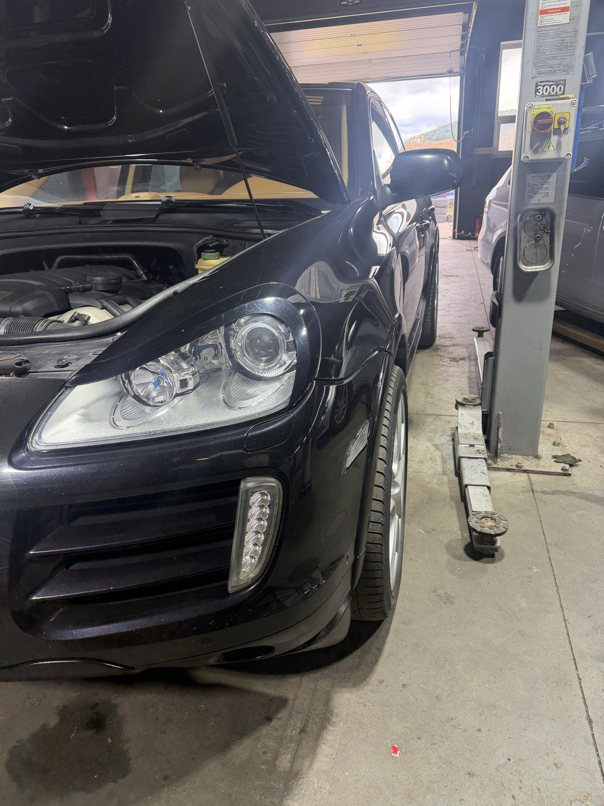 Porsche Cayenne na zdviháku