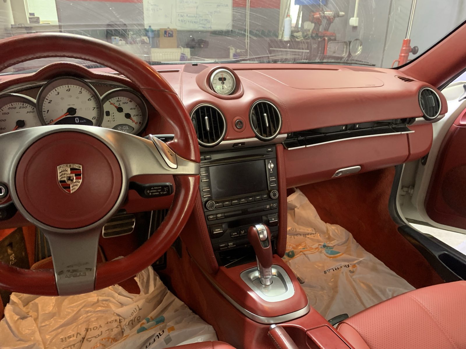 Porsche – červený interiér pred renováciou