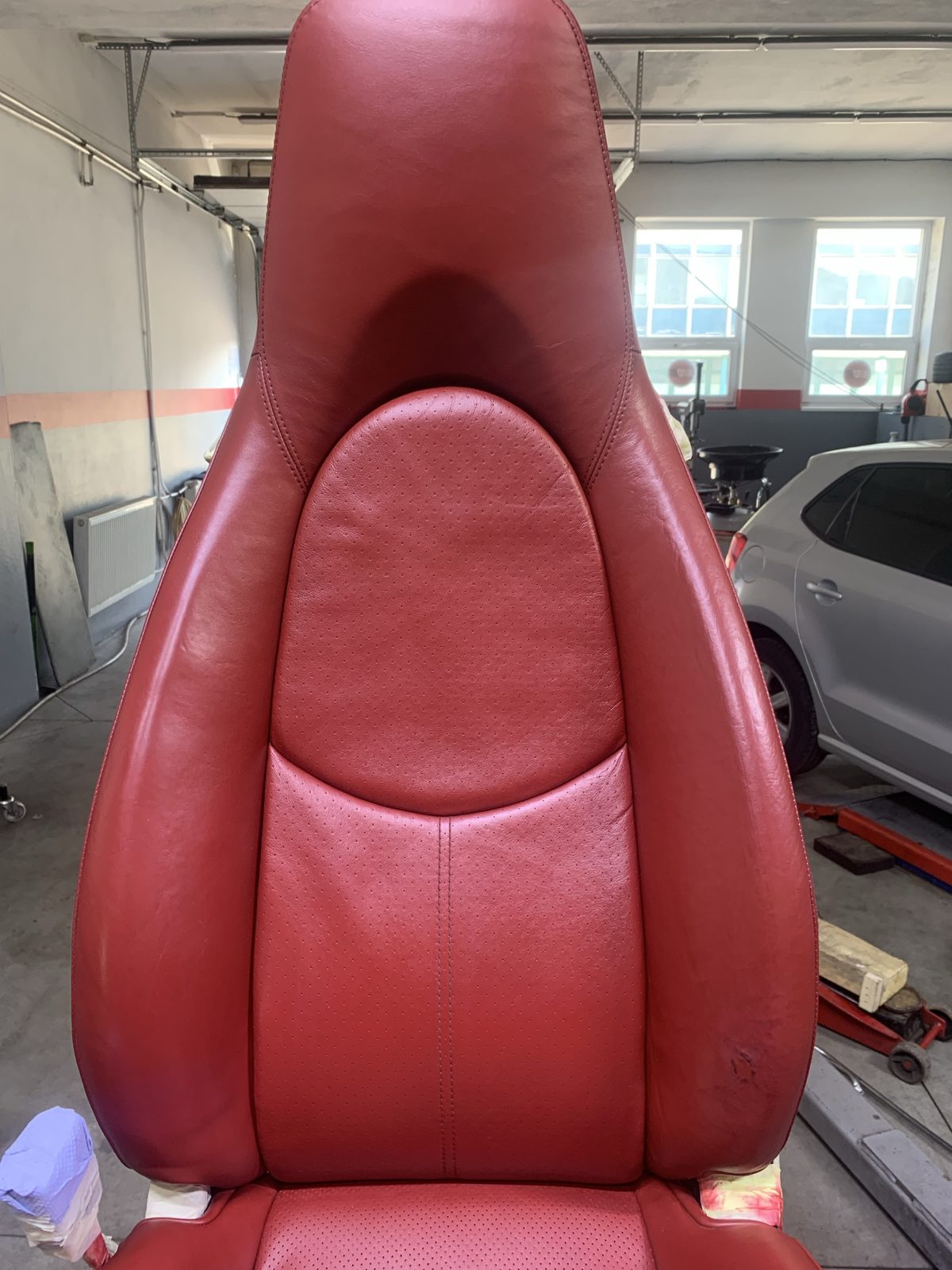 Porsche – sedadlo po renovácii kože