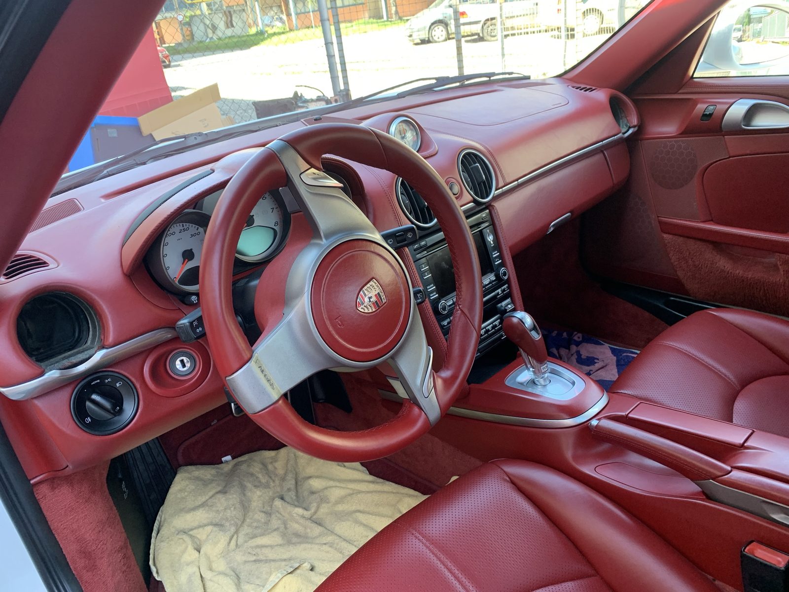 Porsche – hotový červený interiér