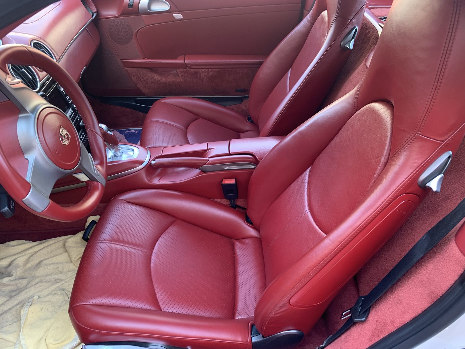 Porsche – hotový červený interiér