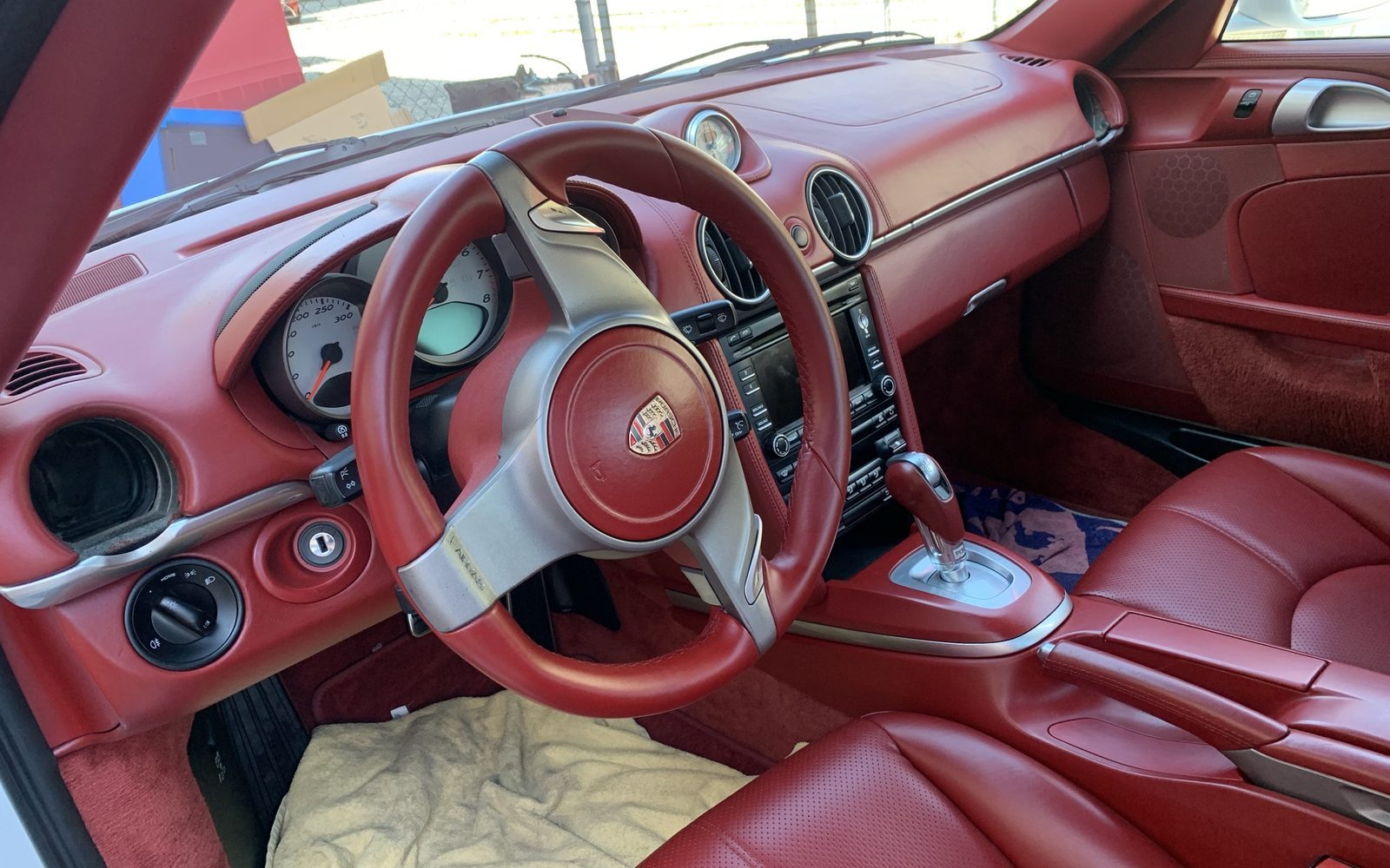 Porsche – hotový červený interiér