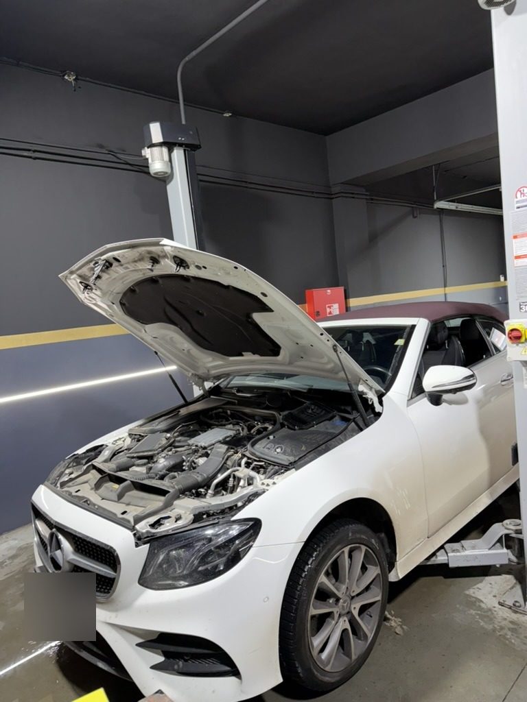 Mercedes E kabriolet na zdviháku