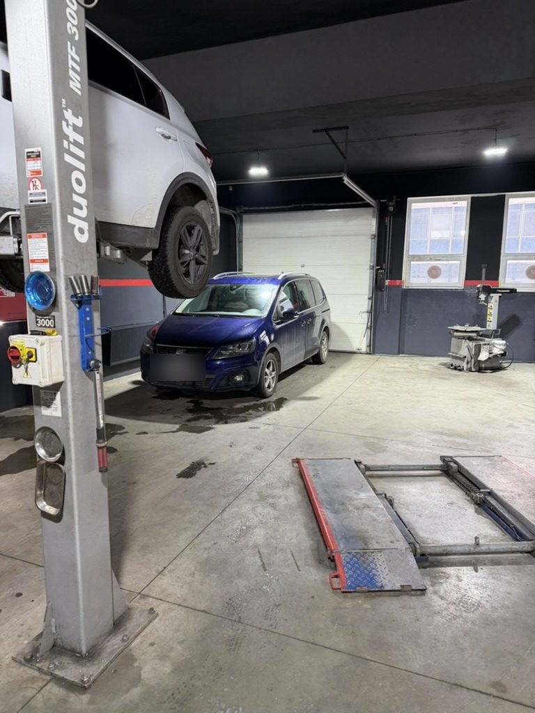 Dielňa autoZ — zdvihák a auto v servise