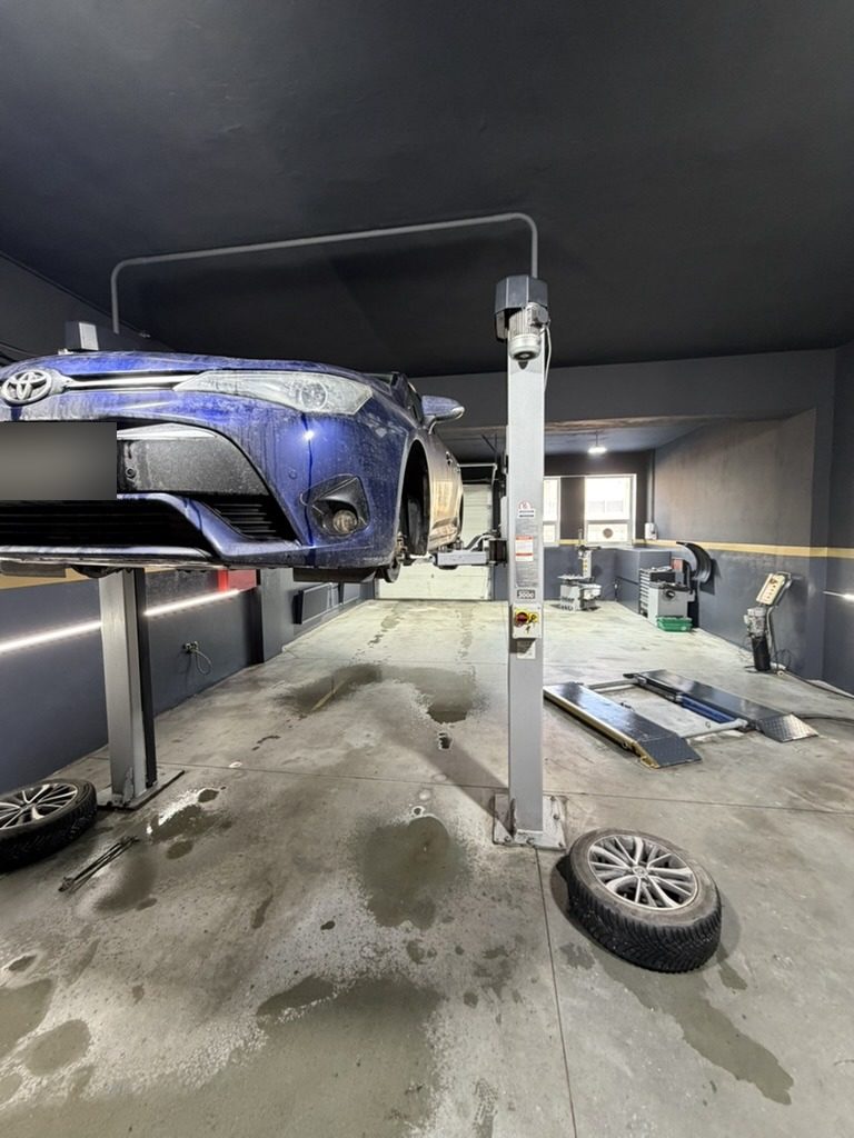 Toyota na zdviháku v dielni autoZ